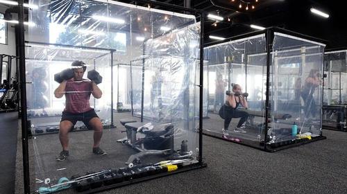 Clientes de gimnasio californiano entrenan en cápsulas 