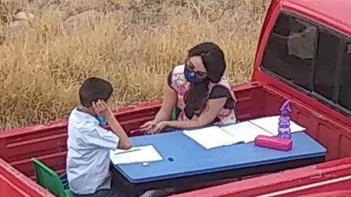 M&eacute;xico: Maestra adapta su carro para dar clases a sus alumnos