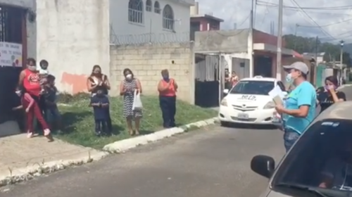 Familia se recupera de Covid-19 y as&iacute; la reciben en Villa Nueva