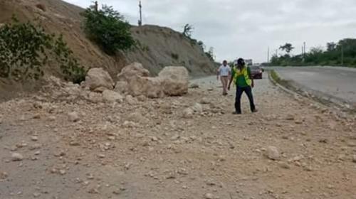 Capta en video un derrumbe que paraliza la ruta al Atlántico