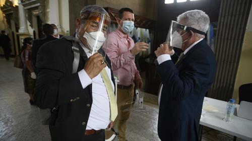 Congreso reparte caretas protectoras y mascarillas a diputados