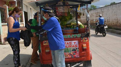 Soldador transforma un tuc-tuc en mercado móvil