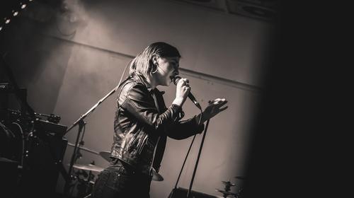 Por qu&eacute; cantar o gritar, aumenta el riesgo de contraer el Covid