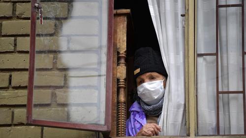 Pasos que debes seguir si cuidas a alguien con Covid-19 en casa