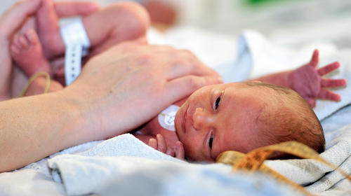 Colombiana contagiada con Covid-19 y en coma inducido, da a luz 