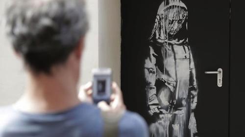 Detienen a 6 personas por el robo de una obra de Banksy en París