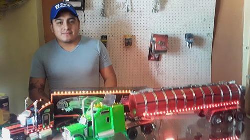 Artista del metal elabora llamativos tráileres a escala en Sololá