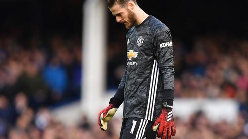 Despeja y le hacen un gol: terrible error del portero del United