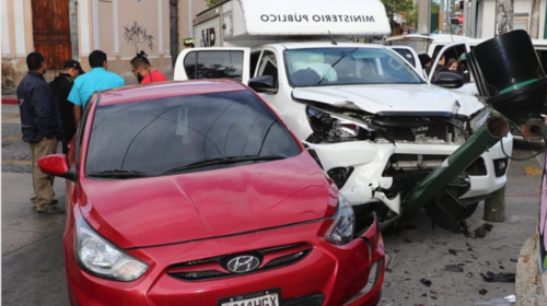 Veh&iacute;culo del MP protagoniza aparatoso accidente
