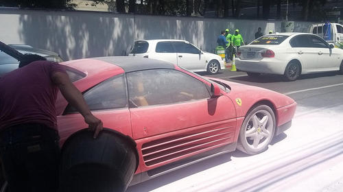 Incendio de un Ferrari complic&oacute; el tr&aacute;nsito en la zona 10