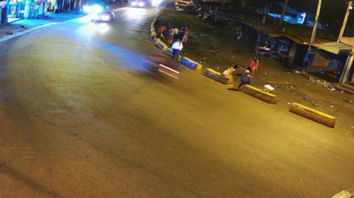 Motorista a excesiva velocidad protagoniza aparatoso accidente