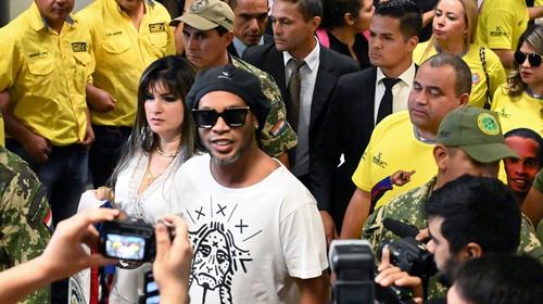 Detienen a Ronaldinho en Paraguay