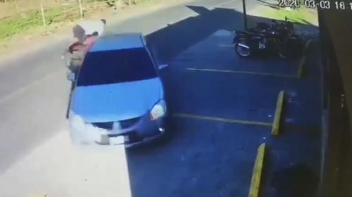 Intenta estacionarse y provoca un doble accidente en carretera