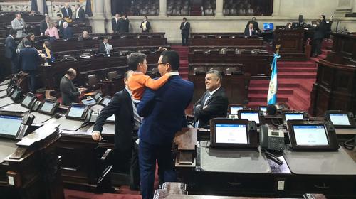El diputado que llevó a su pequeño hijo una sesión del Congreso