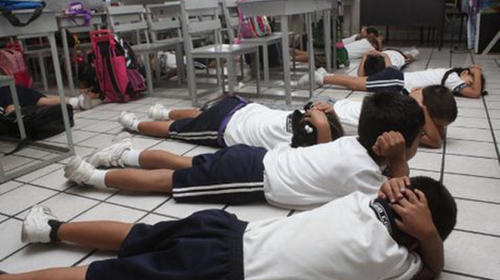 "Son cohetes", la maestra que calm&oacute; a ni&ntilde;os en plena balacera