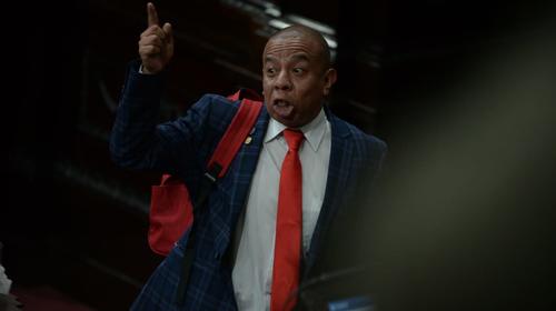 Diputado sale del Congreso en medio de insultos
