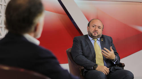 Ministro reacciona al conocer que debe guardar cuarentena