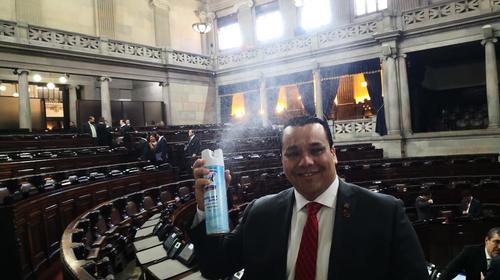 Diputado lleva desinfectante al Congreso por temor al coronavirus