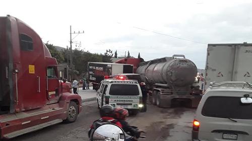 Múltiple accidente complica circulación en carretera al Atlántico