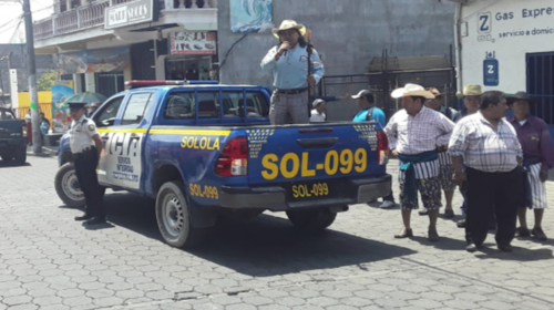 Alcalde en Solol&aacute; recorre las calles para informar de Covid-19