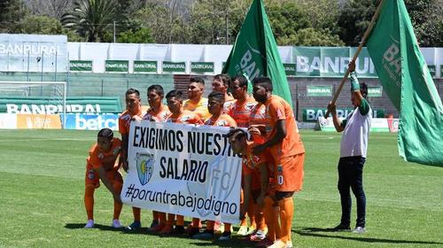 La llamativa protesta de Sanarate para exigir su salario