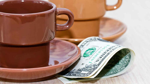 Meseros reciben jugosa propina antes del cierre de restaurante