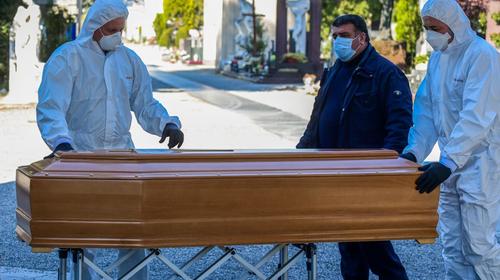 Covid-19: camiones militares llevan cientos de ataúdes en Italia