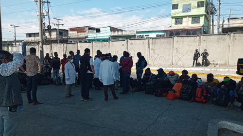 Expulsan 60 migrantes que ingresaron a Guatemala por punto ciego