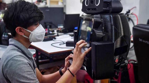 Robot m&eacute;dico atiende a pacientes con coronavirus en Tailandia