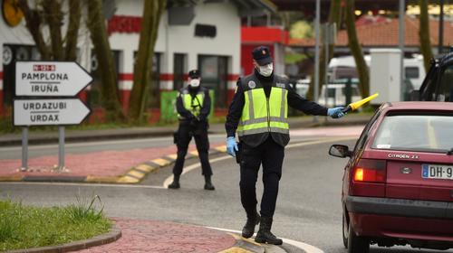 Mujer contagiada de coronavirus escupe a policías en España 