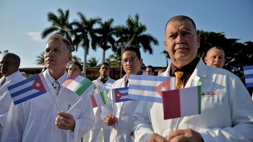 Cuba env&iacute;a m&eacute;dicos que combatieron el &eacute;bola para ayudar a Italia