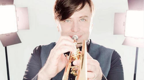 Músico guatemalteco interpreta el himno nacional desde su balcón