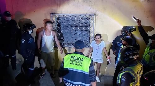 Sorprenden a hombre agrediendo a su esposa en toque de queda 