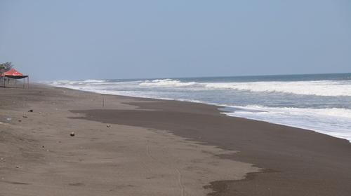As&iacute; luc&iacute;a la playa de Sipacate antes del toque de queda 