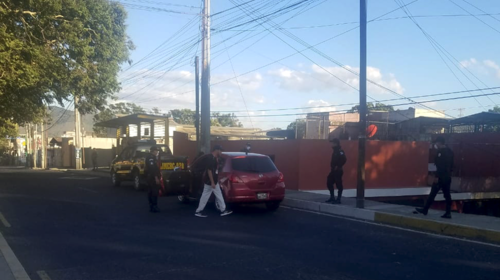 Personas respetan el toque de queda para prevenir el Covid-19