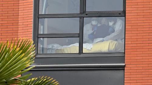 Descubren cadáveres de adultos mayores en asilos de España 