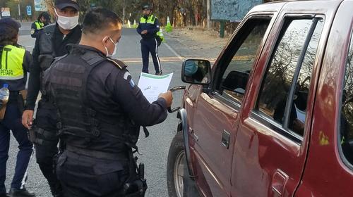 El lado humano de la PNC y la PMT durante el Toque de Queda