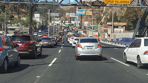 Tr&aacute;nsito complicado a minutos de inicio de toque de queda