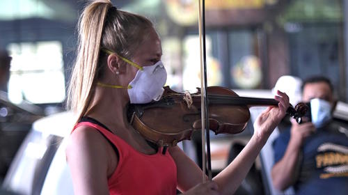 Violinista animó la espera de viajeros en el aeropuerto La Aurora