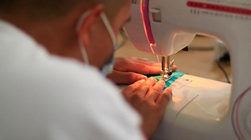 Jóvenes en conflicto con la ley fabrican mascarillas para médicos