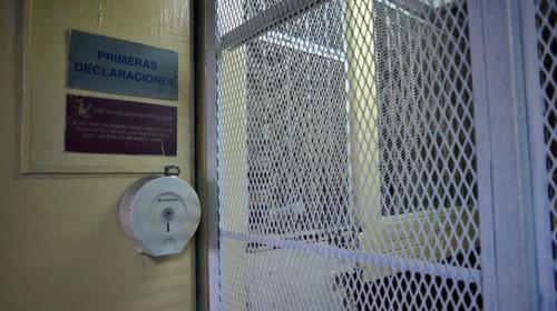 Lustrador arrestado en toque de queda porque no tuvo dónde dormir