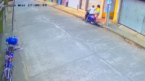 Pareja huye del toque de queda y la PNC les confisca la moto