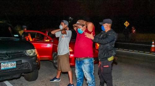 Investigan golpiza a anciano que incumplió medidas en El Salvador