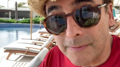 Critican a Adal Ramones por pasar la cuarentena en la playa