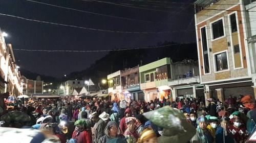 Guatemaltecos se aglomeran en mercados pese a prohibiciones