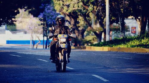 Motorista muere al intentar huir de policías en toque de queda