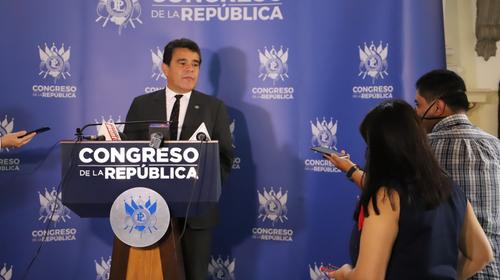 Diputado se disculpa tras ser sorprendido ebrio en toque de queda