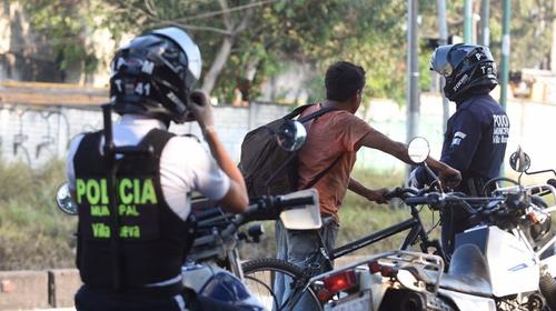 PMT auxilia a trabajador para que cumpla con el toque de queda