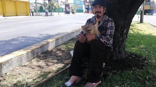 El hombre que sube a un árbol cuando empieza el toque de queda