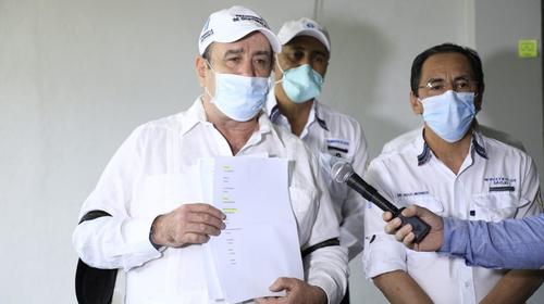 Giammattei arremete contra diputado y lo llama "esperpento"